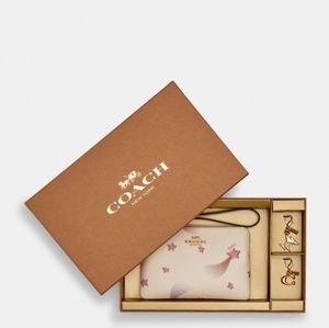 Genuine Coach Boxed Corner Zip Wristlet with Disco Star Print and 2 Charms